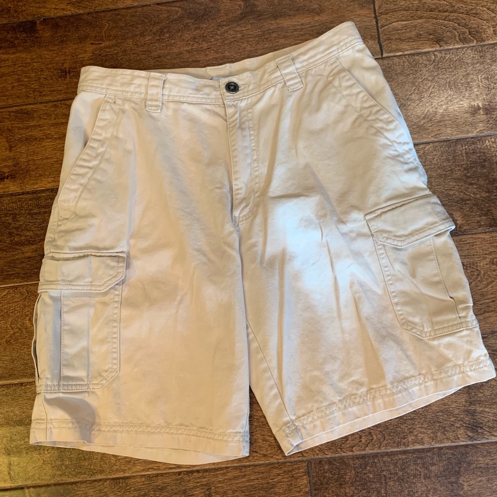 Columbia Cargo Shorts in Khaki Omni-shade , 30 EUC